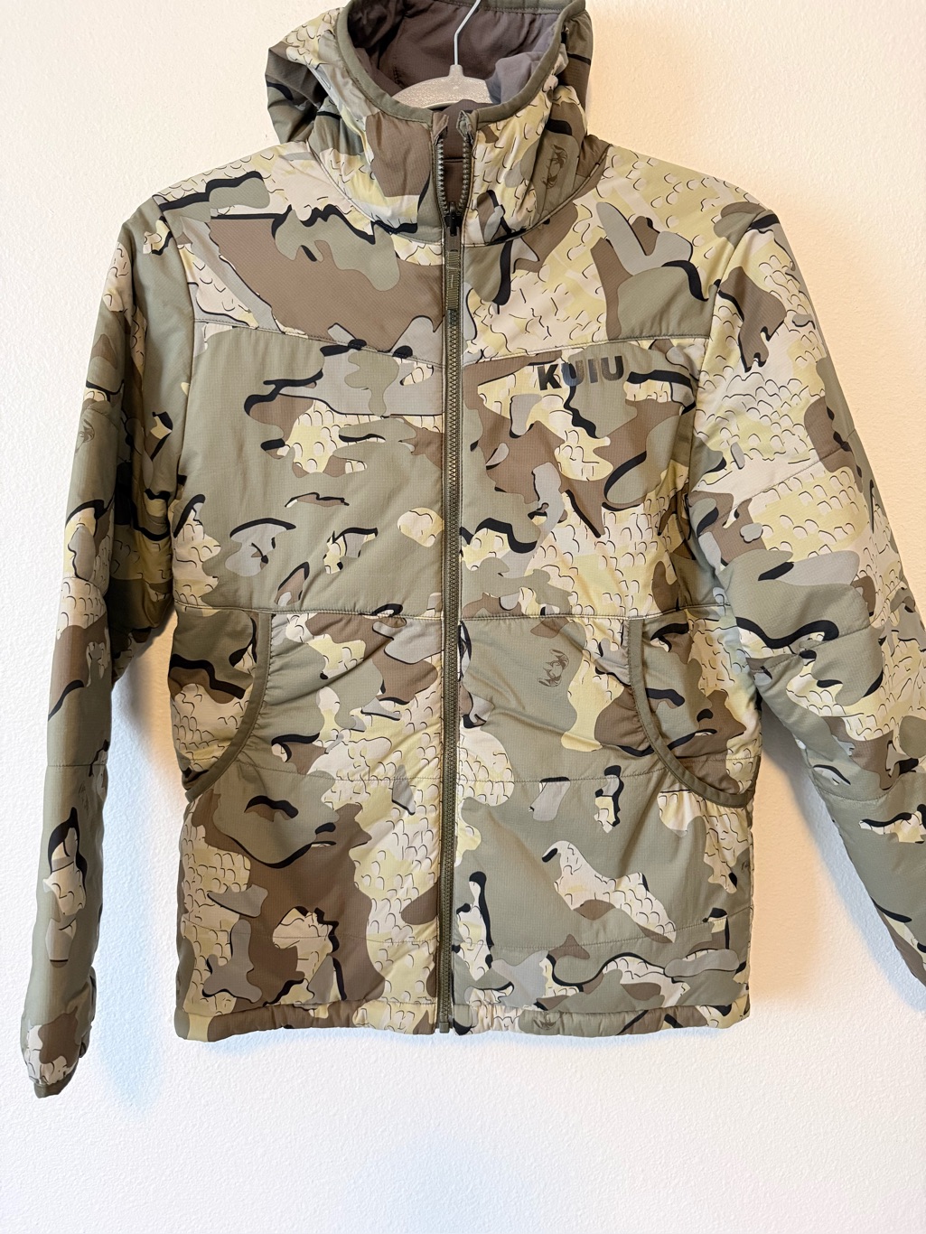 Kuiu Vias Camo Hooded Reversible Insulated Jacket - Tan & Green Youth